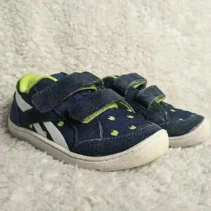 REEBOK Baby  or Toddler shoes size 7 with cute green Apples !